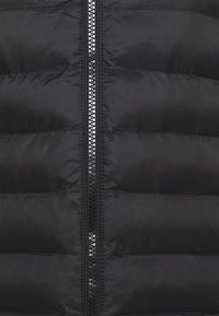 Czarna kurtka puchowa z pikowanym wzorem, z centralnym zamkiem błyskawicznym. Gładki materiał o matowym wykończeniu z poziomymi przeszyciami.