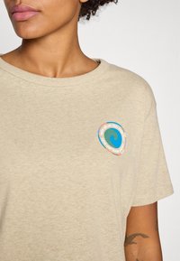 Patagonia UNITY FITZ EASY CUT RESPONSIBILI-TEE - T-shirts med print - pumice