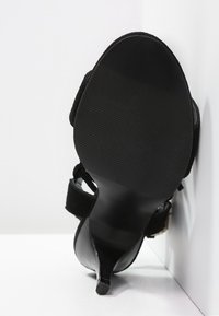 Pier One Sandaalit nilkkaremmillä - black