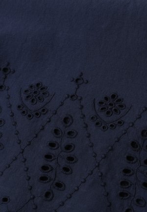 Marineblauwe stof met geborduurde bloemenuitgesneden patronen die een geometrisch ontwerp vormen langs het onderste gedeelte.