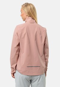 Giacca rosa resistente all'acqua con colletto alto, maniche lunghe e una linea di accento grigia all'orlo posteriore. Design minimalista e tessuto leggero.