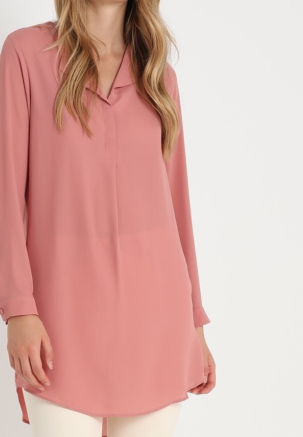 Rosafärgad blus med långa ärmar, tillverkad av lätt material och har en klassisk krage; inkluderar knapprar på ärmarna och en rundad fåll.