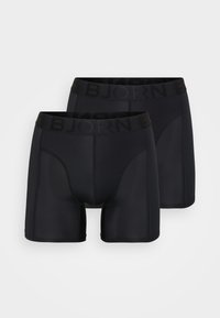 Μαύρα μποξέρ σορτς από λεία ύλη, με φαρδύ μαύρο λάστιχο που φέρει το χαραγμένο "BJORN". Περιλαμβάνονται δύο ζεύγη που εμφανίζονται.