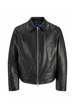 Chaqueta de cuero negra con cuello tipo solapa, cierre frontal con cremallera y mangas largas. Presenta una textura suave y un diseño minimalista.