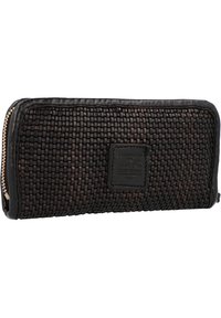 Portafoglio in pelle intrecciata nera con rifiniture in pelle liscia, forma rettangolare, chiusura con zip e un patch con il marchio che mostra i dettagli del prodotto.