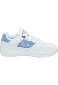 Fehér sneaker világoskék denim betéttel, kerek orral, fűzőkkel, perforációkkal az orr részen és egy kis bézs színű kiemelő tabbal.