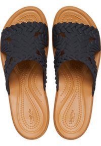 Zwarte gevlochten instapsandalen met een rubberen bovenzijde en een gevoerde tan voetbed, met geperste patronen en de merknaam "LiteRide."