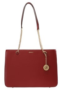 Punainen nahkainen olkalaukku, jossa on sileä pinta, jämäkkä muoto, kullanvärinen ketjuhihna ja DKNY-logo edessä, jossa on pyöreä koriste.