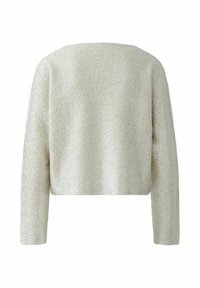 Pull en argent raccourci avec une surface texturée et légèrement brillante. Manches longues et encolure large. La vue de dos met en avant le design simple.