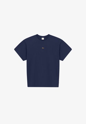 Tamnoplava majica kratkih rukava s okruglim izrezom i malim žutim izvezenim logotipom u sredini prsnog dijela.