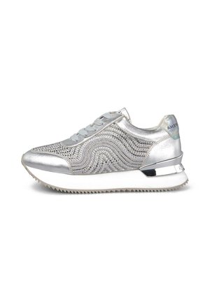 Sneaker argento con una parte superiore testurizzata e scintillante caratterizzata da motivi a onde, design con lacci e una suola bianca chunky con dettagli metallici.
