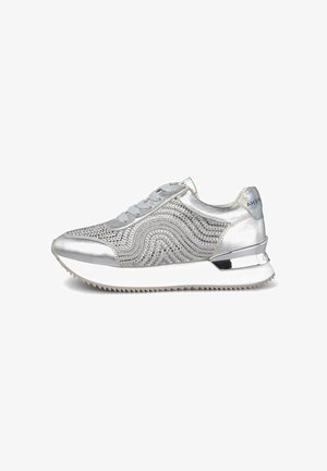 Sneaker argento con una parte superiore testurizzata e scintillante caratterizzata da motivi a onde, design con lacci e una suola bianca chunky con dettagli metallici.