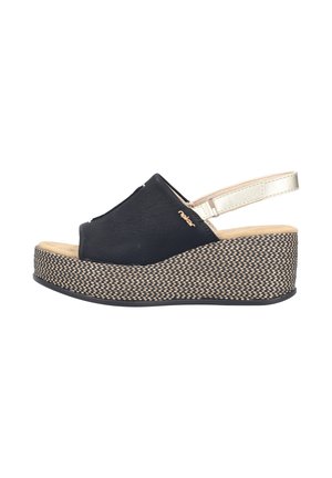 Sandale compensée noire avec semelle plateforme tressée, semelle intérieure beige rembourrée, bout ouvert et bride de cheville réglable en or clair.