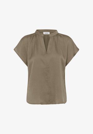 Blusa verde oliva con escote en V, mangas cortas y detalles plisados. Está hecha de un tejido ligero con una textura suave.