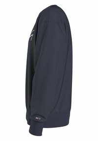 Sudadera de manga larga azul marino con puños y dobladillo acanalados, que presenta un pequeño logo rectangular cerca de la muñeca.