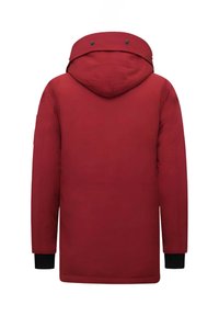 Rode geïsoleerde winterjas met aangehechte capuchon en zwarte binnenboorden, gezien van achteren tegen een witte achtergrond.