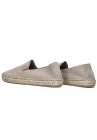 Beige suede espadrilles met een natuurlijke jute touwzool, met een open zijontwerp en een gladde textuur. Lichtgewicht en casual.