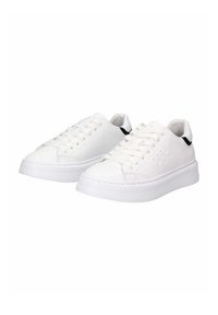 Sneaker bianche in pelle con finitura testurizzata, punta rotonda, suola piatta bianca e un design con lacci ben visibile; accentuazione nera sul tallone.