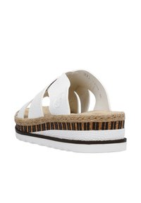 Sandales en cuir blanc avec un design découpé, plateforme en jute tressé et bord texturé rayé. La semelle possède une couche en caoutchouc blanc.