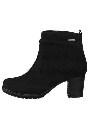 Schwarzer Wildleder-Stiefelette mit Blockabsatz, seitlichem Reißverschluss und gebrandetem Etikett auf der oberen Außenseite.