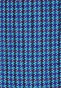 Sininen ja turkoosi houndstooth-kuvioinen kangas, jossa on teksturoitu kudos, jossa vuorottelee tumma ja vaalea sininen sävy.