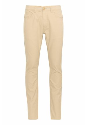 Pantalones de algodón beige con ajuste slim, diseño de cinco bolsillos y cierre de botón. Textura suave y sin patrones o acentos visibles.