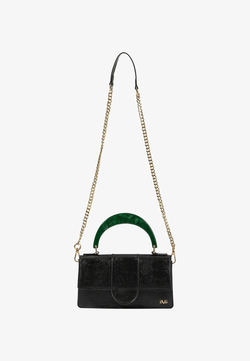 Zwarte leren handtas met een groene acryl handgreep en een gouden kettingband. Heeft een flap sluiting en een gouden logo accent.
