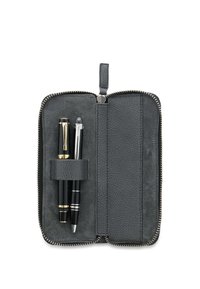 Schwarzes Lederetui mit Reißverschluss für Stifte, mit strukturierter Oberfläche, das zwei Stifte enthält, die mit einem Riemen gesichert sind. Das Innere besteht aus grauem, samtartigem Material.