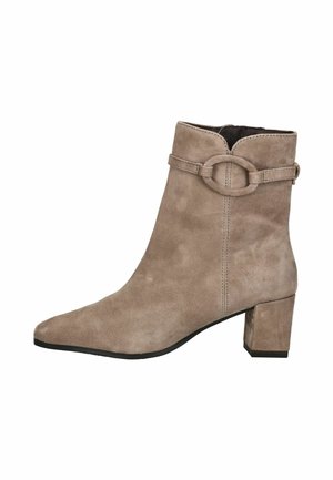 Stivale alla caviglia in suede taupe con tacco a blocco, punta affusolata e cinturino decorativo con fibbia ovale attorno alla parte superiore.