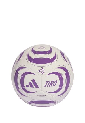 Biała i fioletowa piłka nożna Adidas Tiro z geometrycznymi wzorami, logo i tekstem na powierzchni na jednolitym białym tle.
