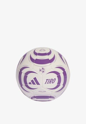 Biała i fioletowa piłka nożna Adidas Tiro z geometrycznymi wzorami, logo i tekstem na powierzchni na jednolitym białym tle.