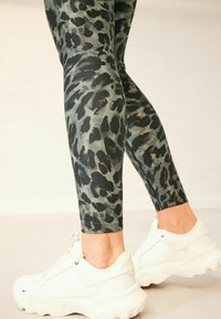 Next YOGA - Legíny - kalhoty  - khaki green animal