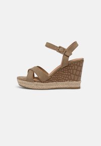 Beige Wedgesandalen mit einem strukturierten braunen Absatz, Wildleder-Riemen und einer verstellbaren Knöchel-Schnalle. Mit einer geflochtenen Jute-Zwischensohle.