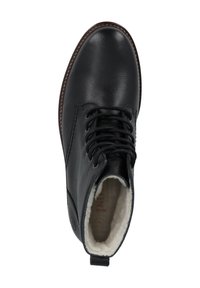 Botas de piel negra hasta el tobillo con diseño de cordones, parte superior texturizada, forro de lana cremosa y un detalle de costura marrón claro a lo largo de la suela.