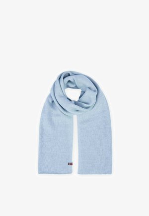 Écharpe tricotée bleu clair pliée avec une petite étiquette de marque rectangulaire près d'une extrémité sur fond blanc.