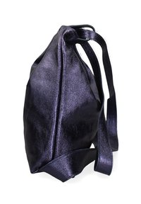 Paarse metalen handtas met een unieke geometrische vorm, gladde textuur en lange satijnen banden. Voorzien van een geplooide bovenkant sluiting.