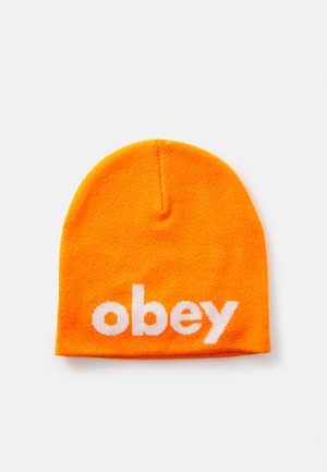 Căciulă tricotată portocalie cu o textură moale, având cuvântul "obey" în litere albe, îndrăznețe, pe partea din față. Design simplu, ajustat.