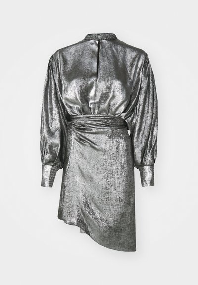 Fémes ezüst színű ruha magas gallérral, hosszú puffos ujjakkal és aszimmetrikus aljjával, texturált anyagból, hátul záródással.