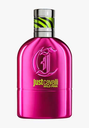 Flacon de parfum métallique rose vif avec logo embossé, bouchon argenté et bande verte à rayures zébrées, étiqueté "Just Cavalli Wild Pink".