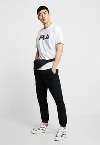 Fila PURE TEE - Apdrukāts T-krekls - bright white