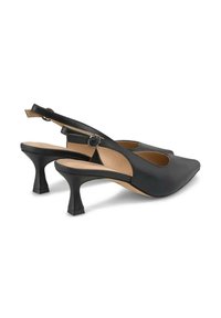 Scarpe slingback in pelle nera con punta quadrata, tacco basso e tagli laterali. Presentano una fibbia arrotondata sulla cinghia alla caviglia.