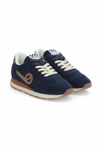 Baskets en suede bleu marine avec des lacets beige, un accent brun contrastant sur le côté et une semelle en caoutchouc blanche. Logo en damier sur la languette.