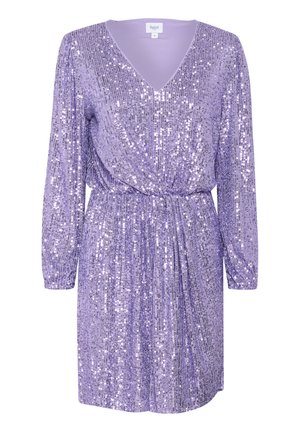 Vestido morado de lentejuelas con mangas largas, escote en V profundo, cintura fruncida y una silueta fluida. Material reflectante con un acabado texturizado.