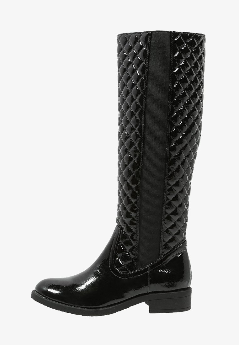 Bottes noires en cuir verni, montant jusqu'au genou, avec un motif matelassé, panneau latéral élastique, bout arrondi et petit talon carré.