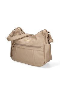 Borsa a spalla beige realizzata in pelle testurizzata, con chiusura a zip, tasca frontale e dettagli in hardware dorato. Disponibile con tracolla regolabile.