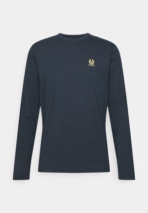 Camiseta de manga larga en color navy hecha de algodón, con un pequeño emblema en la parte superior izquierda del pecho. Textura suave con un cuello redondo.