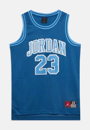 Blå ærmeløs sportstrøje med lyseblå kant, "JORDAN" og nummer "23" trykt på fronten, samt et lille Jordan-logo nær kanten.