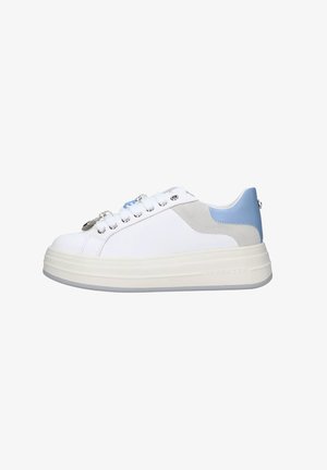Sneaker bianca con suola platform, dettagli in azzurro chiaro e grigio, occhielli argentati e ciondolo decorativo appeso ai lacci, vista laterale.