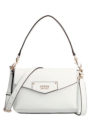 Sac à main Guess en cuir blanc texturé avec plaque logo dorée, rabat supérieur, bordure noire et bretelles détachables pour épaule et main.