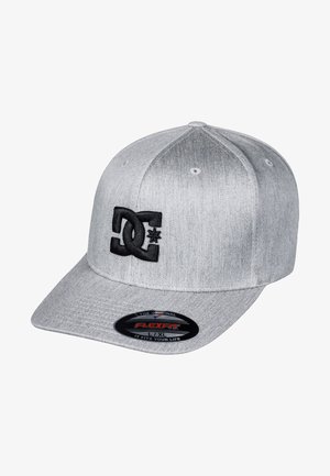 Szara czapka flexfit z czarnym haftowanym logo. Strukturalny design z zakrzywionym daszkiem i teksturowanym materiałem, z otworami wentylacyjnymi dla lepszej oddychalności.